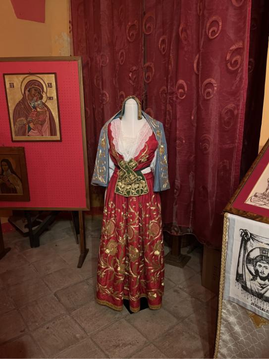 Obsah obrázku oblečení, lidská tvář, obraz, žena.