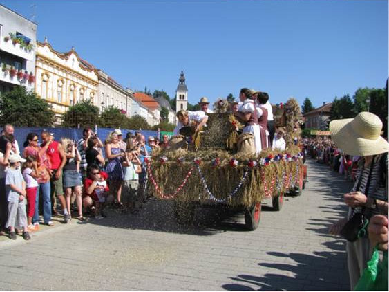 Obsah obrázku obloha, venku, lidé, oblečení 